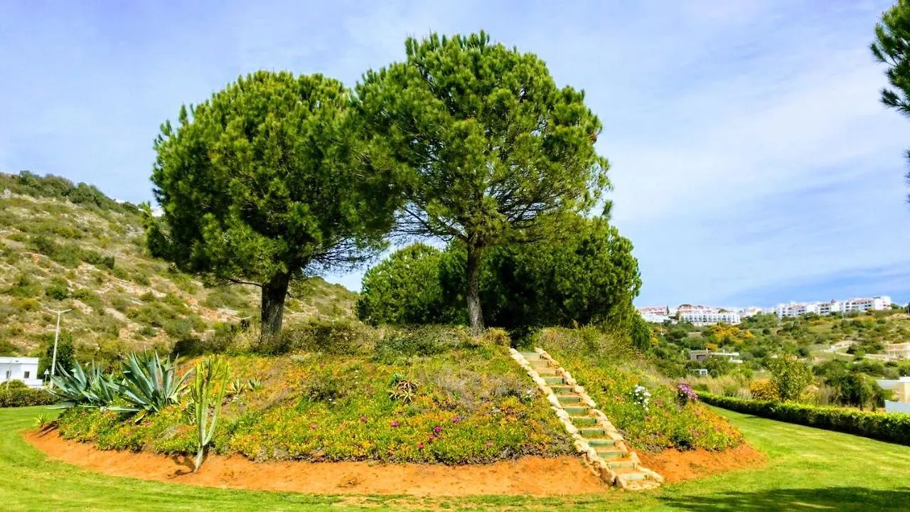 Albufeira City View Apartment: Pool, Garden & Beach Proximity Apartment