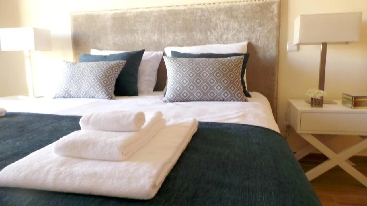 Albufeira City View Apartment: Pool, Garden & Beach Proximity Portugal