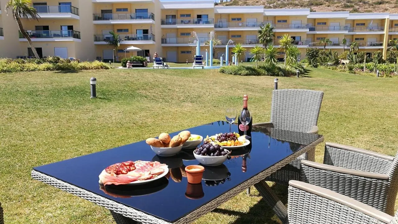 Albufeira City View Apartment: Pool, Garden & Beach Proximity