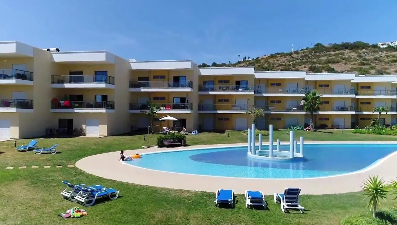 Albufeira City View Apartment: Pool, Garden & Beach Proximity Apartment
