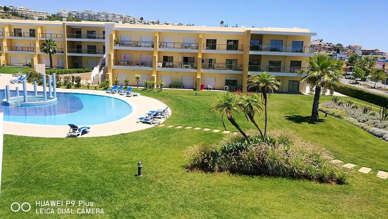 Albufeira City View Apartment: Pool, Garden & Beach Proximity Apartment