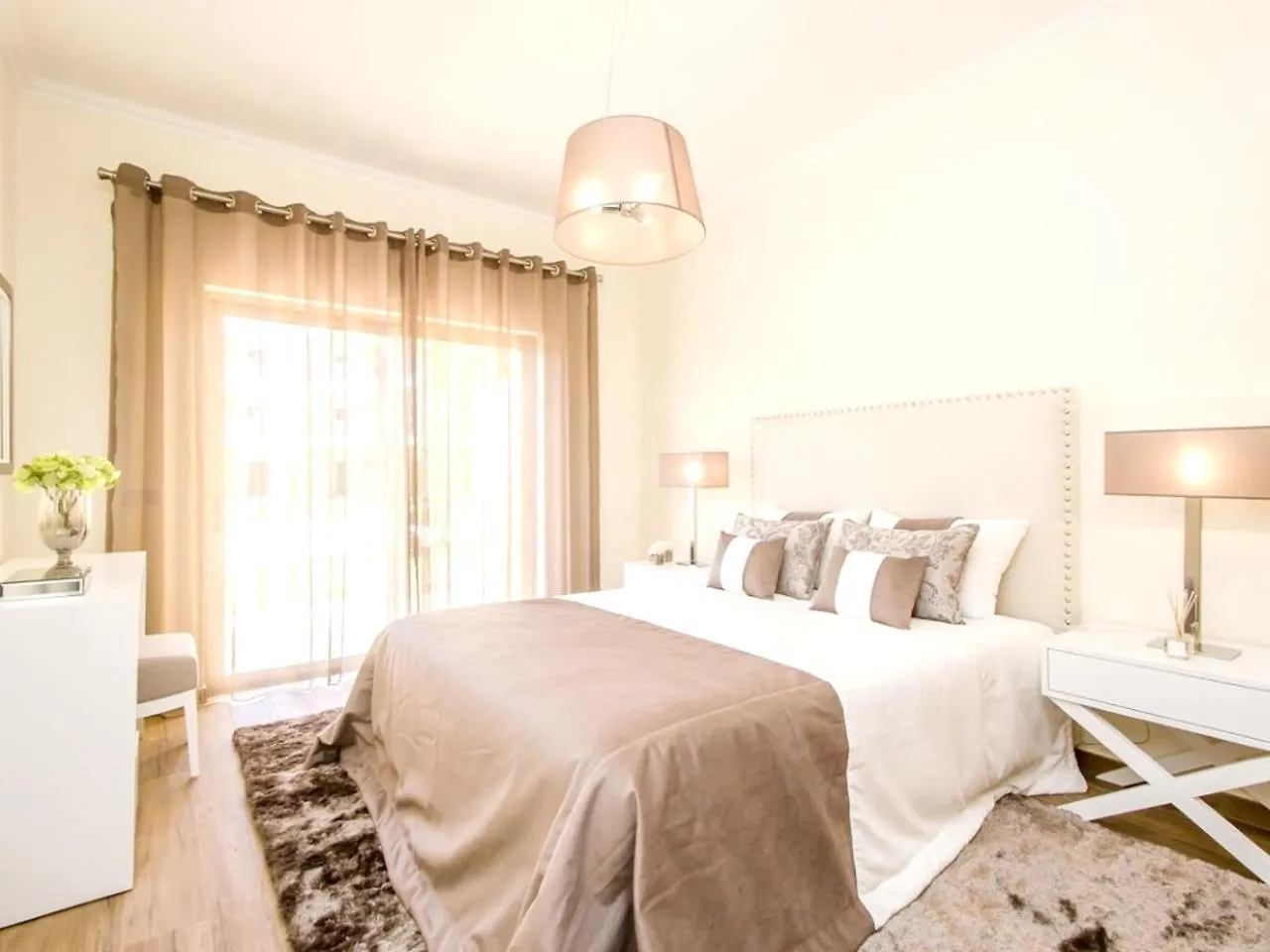 Albufeira City View Apartment: Pool, Garden & Beach Proximity